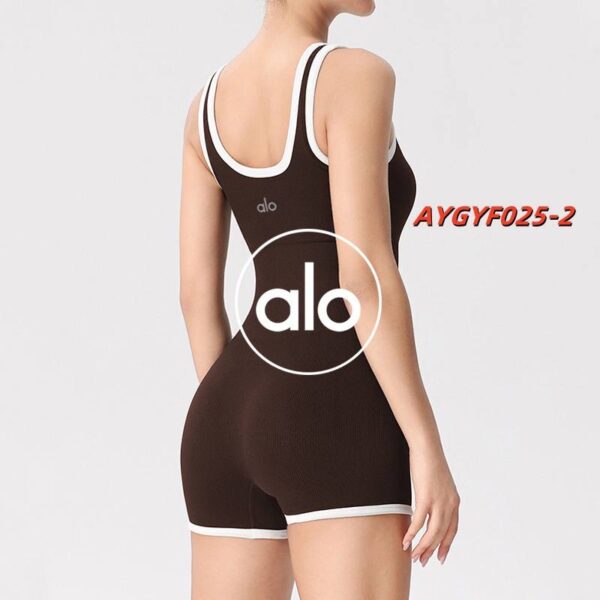 ⁦חליפת ספורט אלו יוגה | Alo Yoga⁩ – תמונה ⁦4⁩