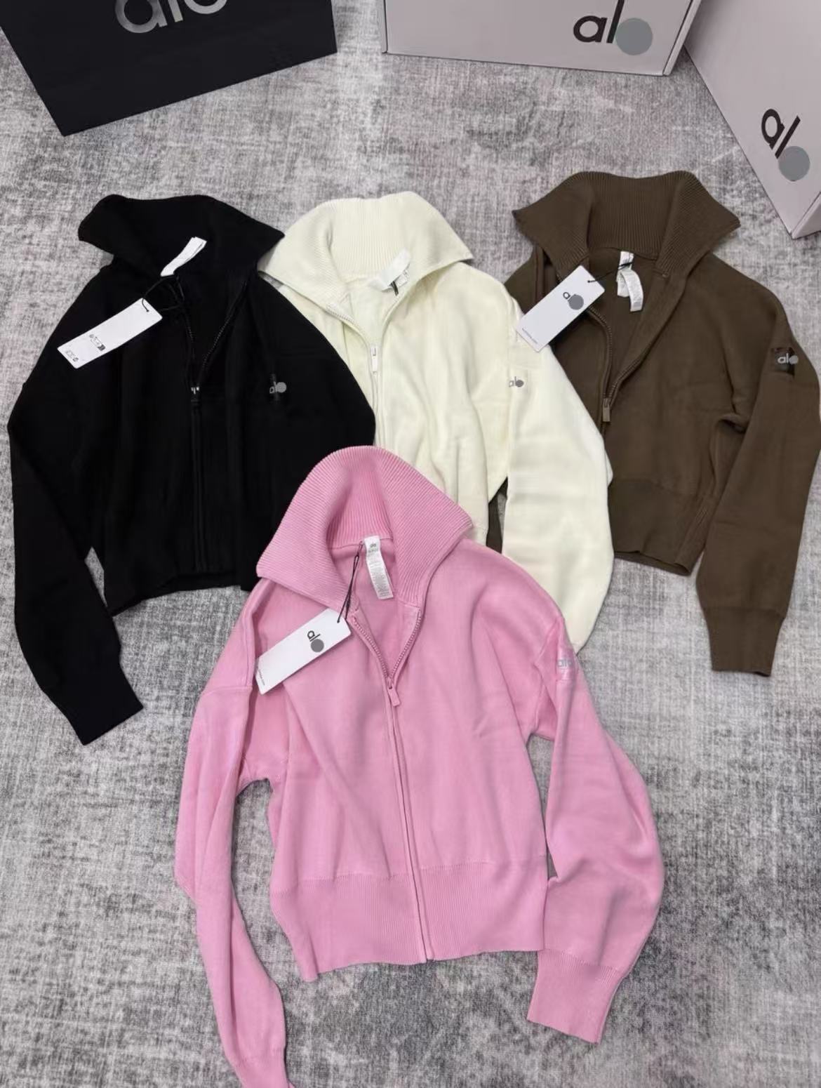 ג׳קט אלו יוגה | Alo Yoga