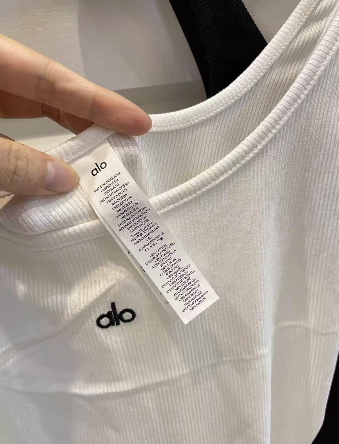 גופיות אלו יוגה | Alo Yoga – תמונה 11