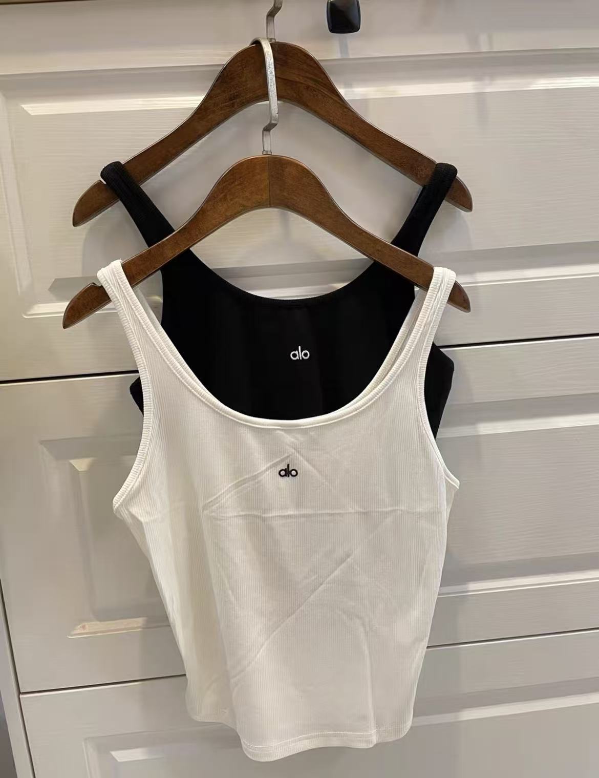 גופיות אלו יוגה | Alo Yoga