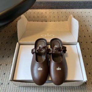 נעלי אלו יוגה | Alo Yoga